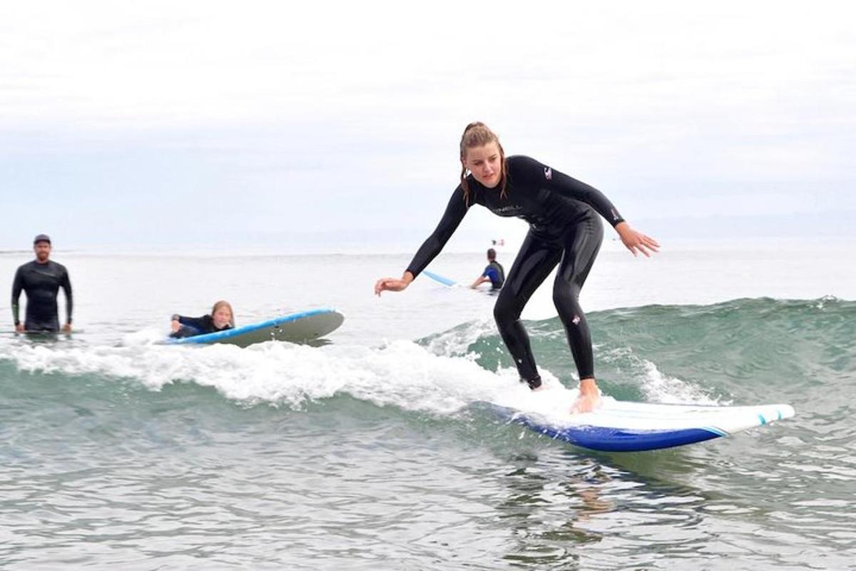 uma mulher pegando uma onda em uma prancha de surfe no oceano