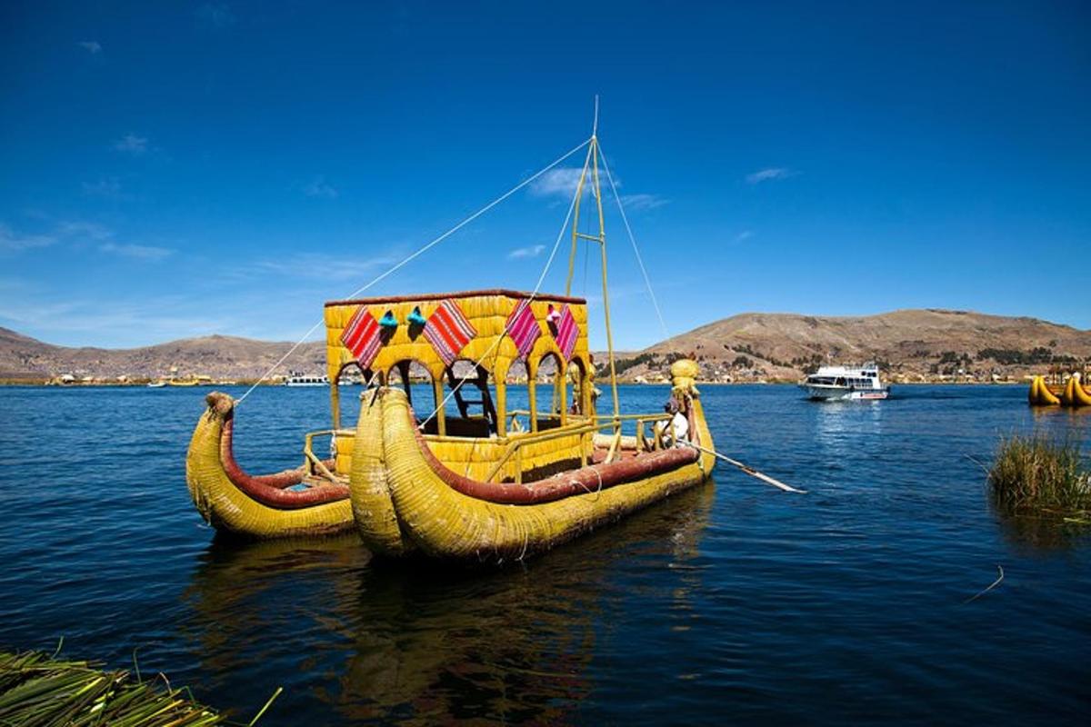 um barco na água com dois barcos grandes