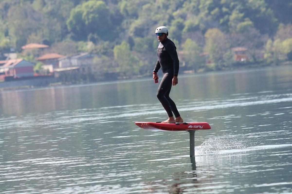 Ένα άτομο στέκεται σε μια σανίδα του σερφ στο νερό
