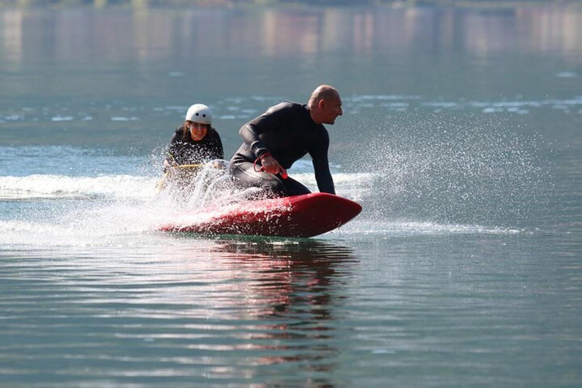 een man en een vrouw op een surfplank in het water