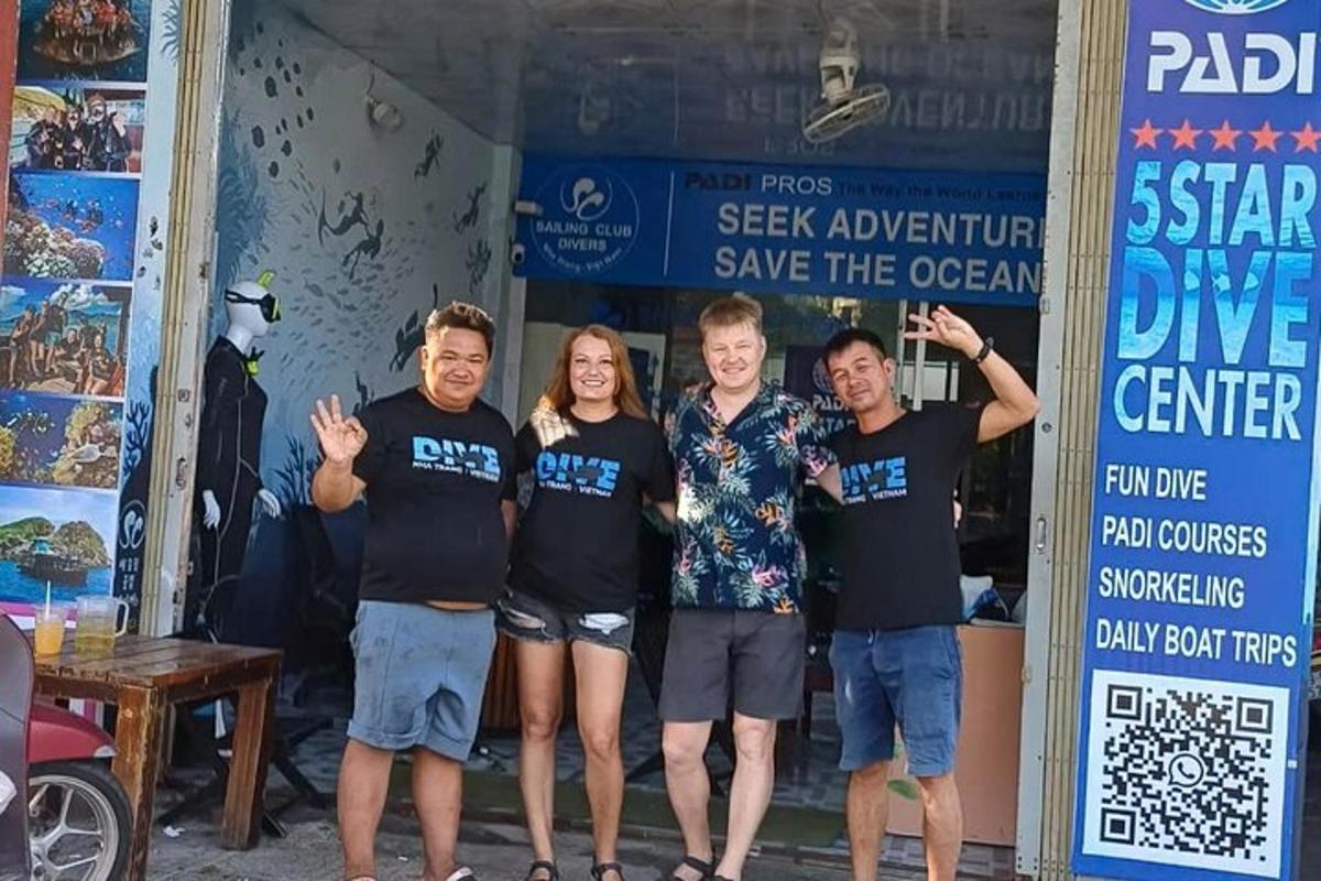 un gruppo di persone in piedi davanti a un garage