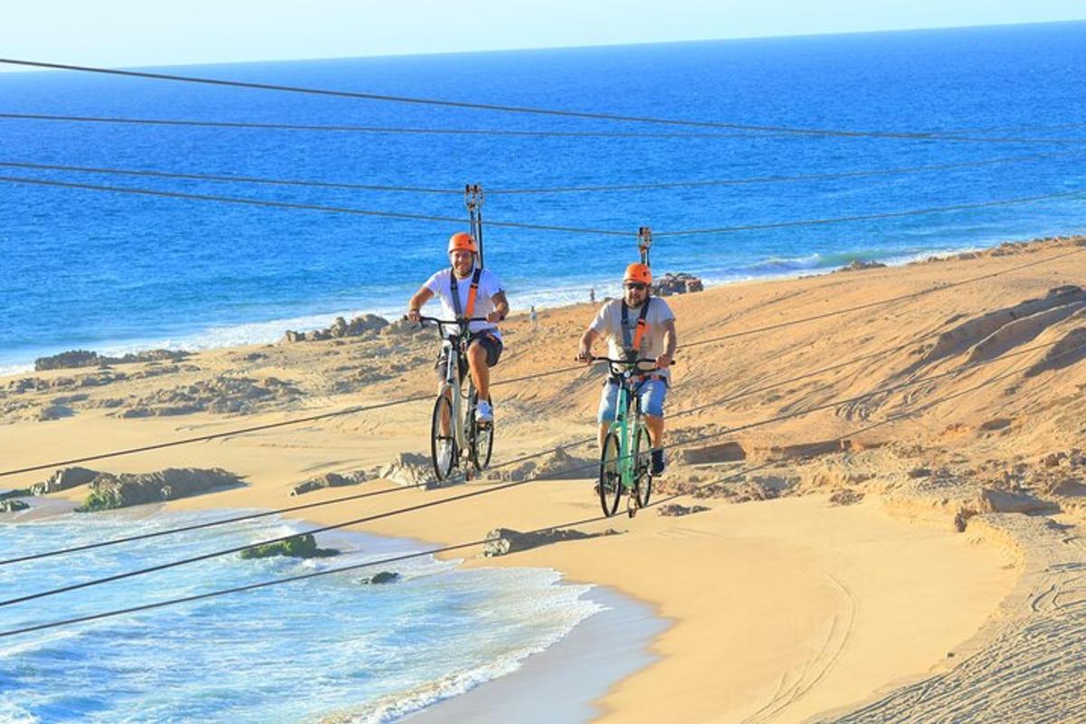 dua lelaki menunggang basikal mereka di pantai