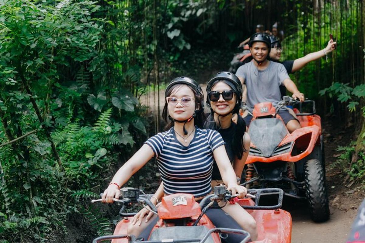 một nhóm người đi xe máy trên đường mòn