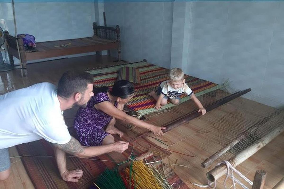 ein Mann und eine Frau spielen mit einem Baby auf dem Boden