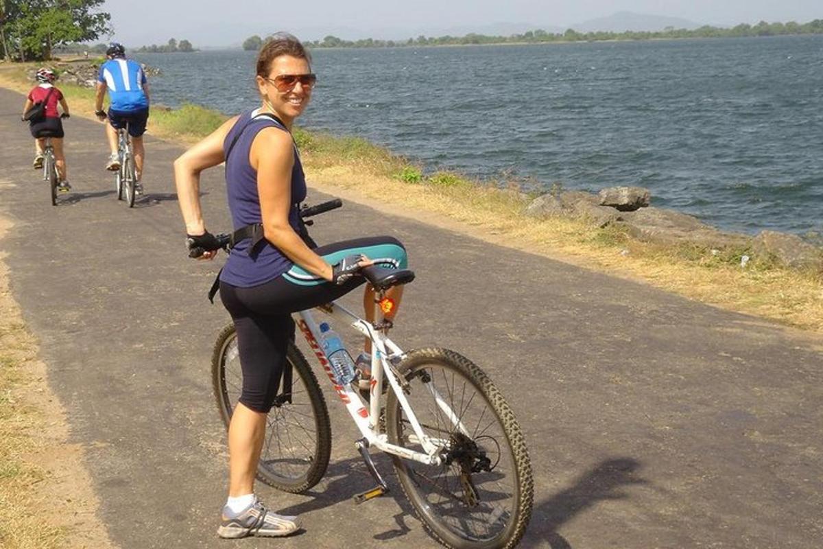 žena vozi bicikl stazom uz vodu