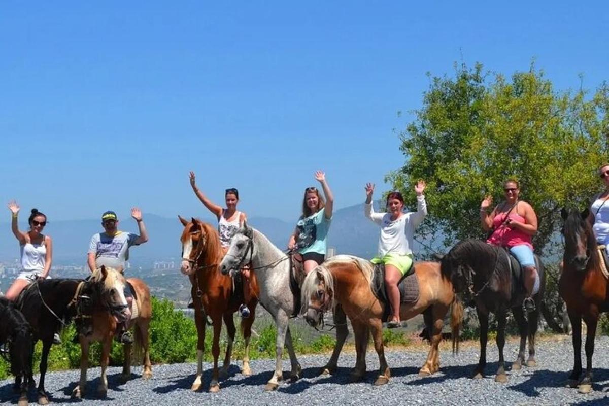 hópur fólks á hestbaki á vegi