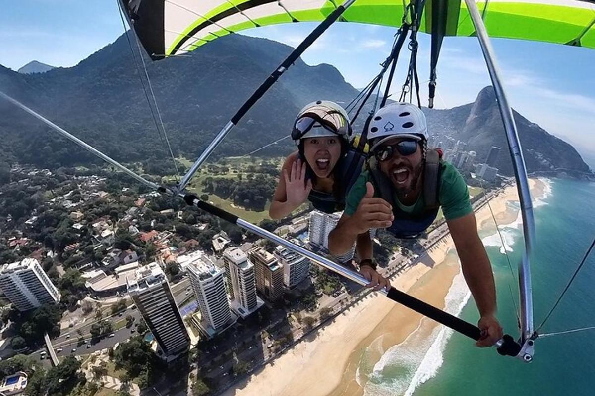 dua orang terbang dengan parasut di atas pantai