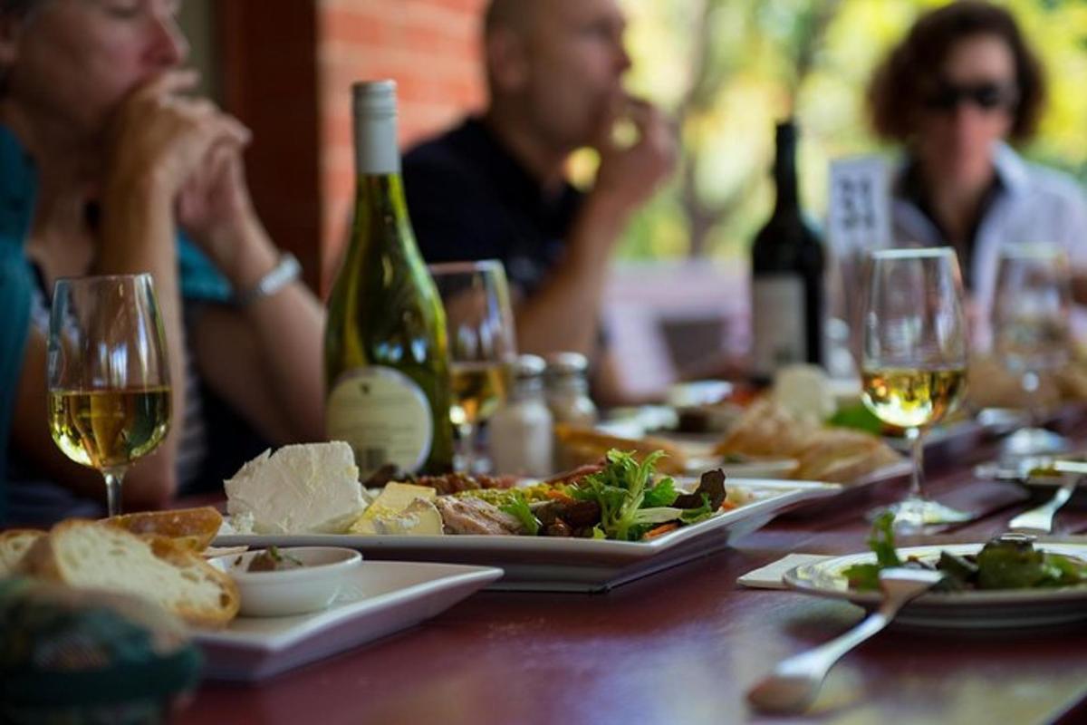 un tavolo con piatti di cibo e bicchieri di vino