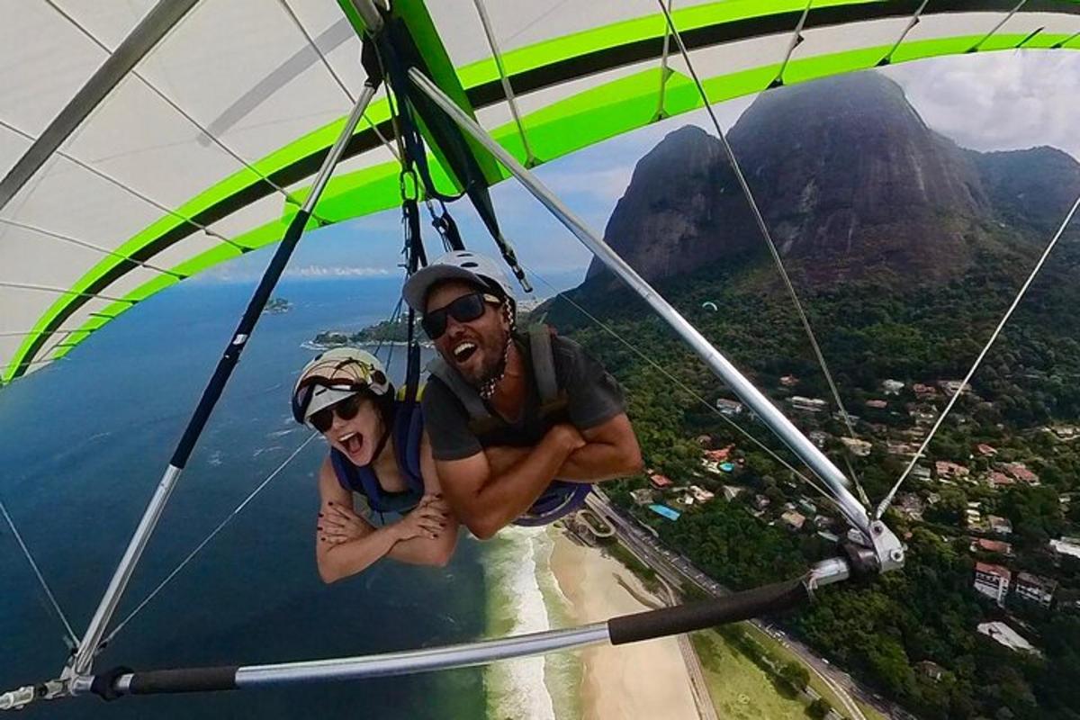 seorang pria dan wanita terbang dengan parasut di atas gunung