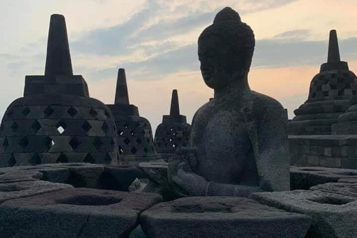 eine Statue vor einer Reihe von Statuen