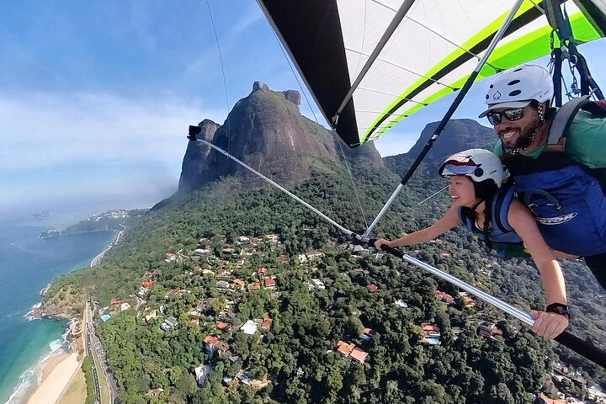 seorang pria dan seorang wanita menaiki parasut di atas gunung