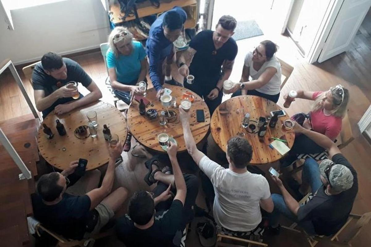 un grup de oameni așezați în jurul unei mese de lemn