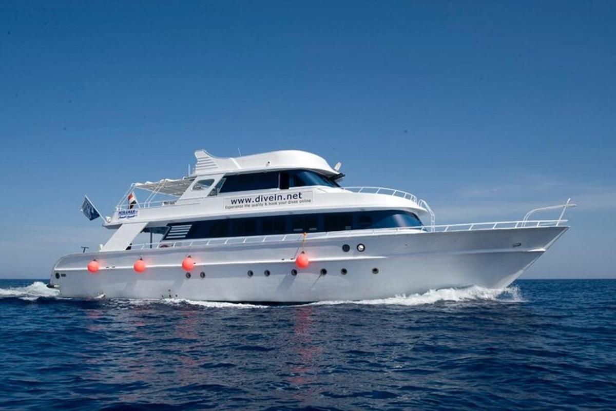 een wit jacht in de oceaan op het water