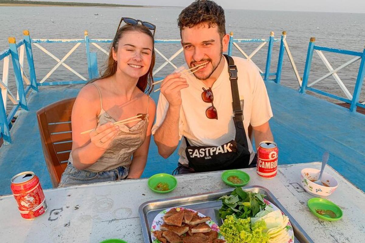 muž a žena sedící u stolu s jídlem