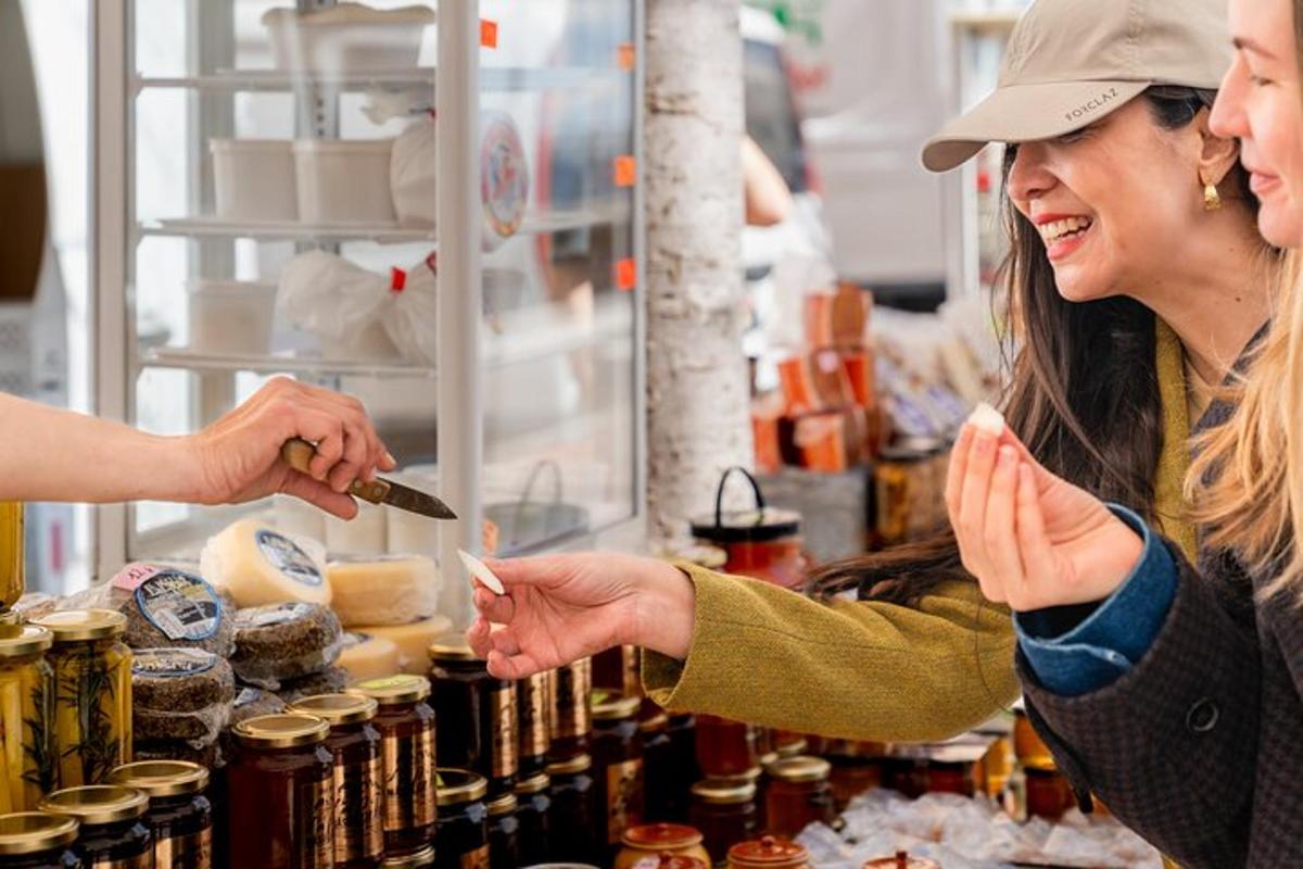 Дві жінки стоять у магазині та продають продукти харчування