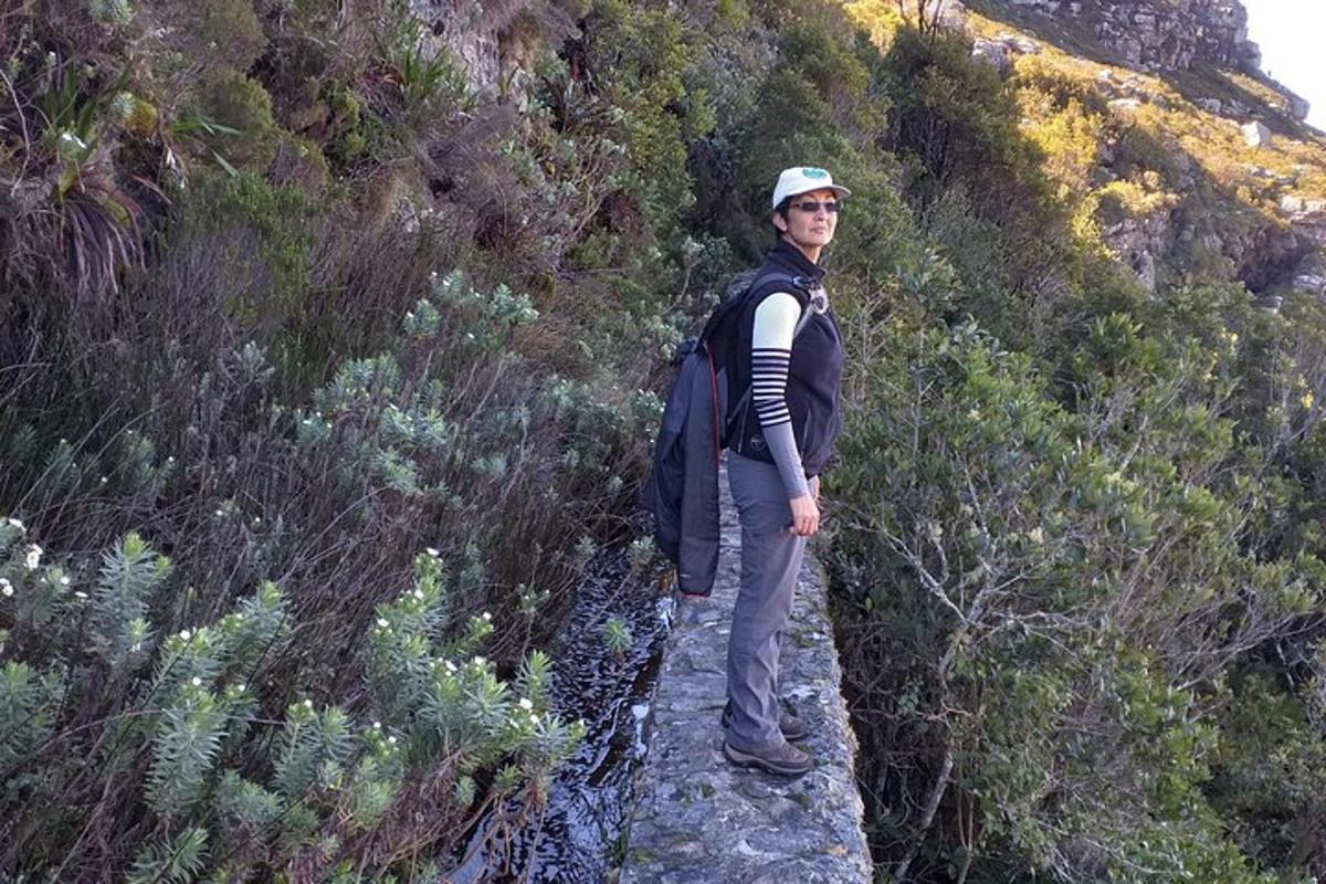 バックパックを背負った男性が山道に立っている