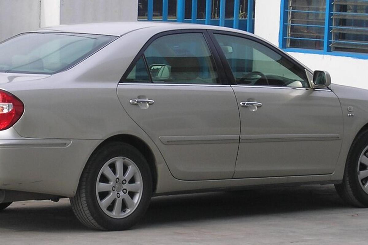 un'auto argentata parcheggiata in un parcheggio
