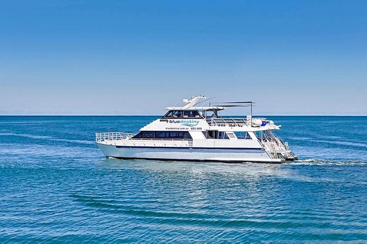 o barcă albă în mijlocul oceanului