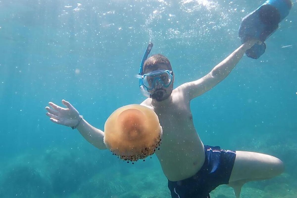 seorang budak lelaki di dalam air dengan topeng