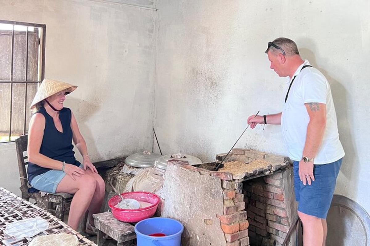 um homem e uma mulher em pé perto de um fogão