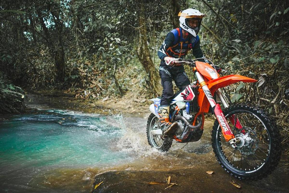 egy férfi terepmotorral halad át egy patakon