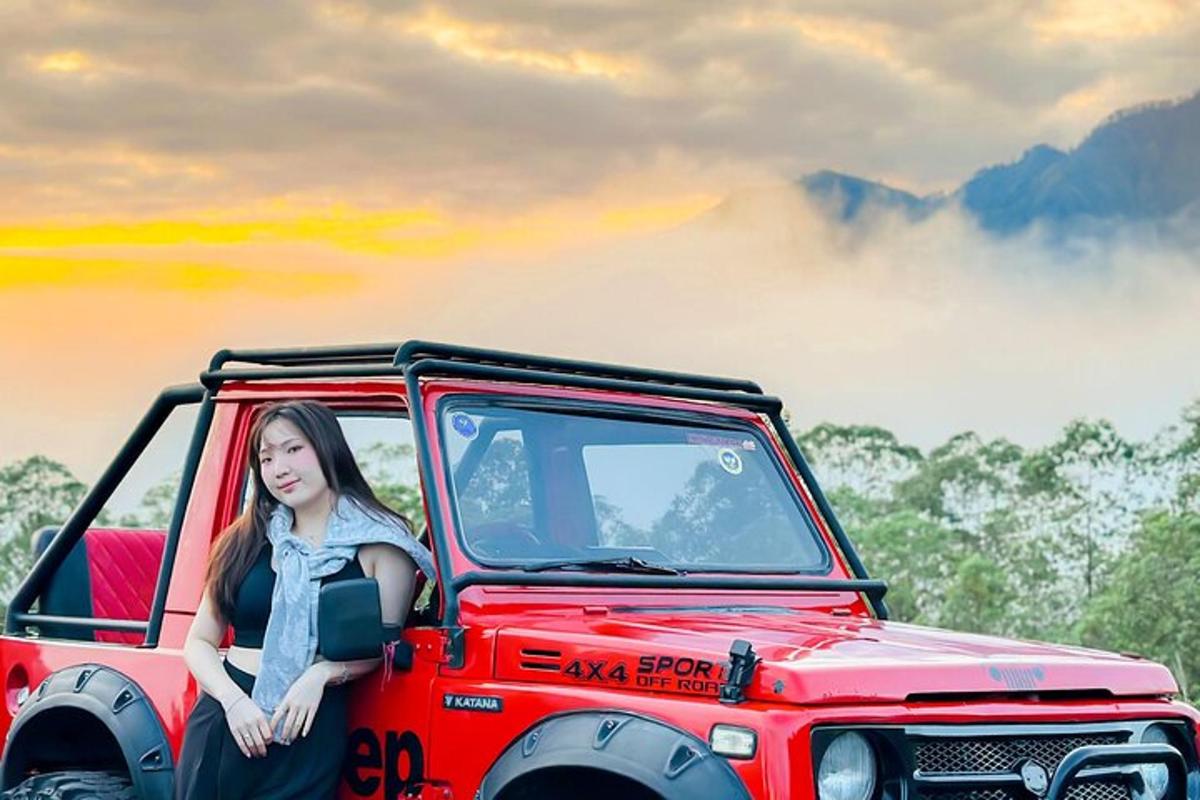 eine Frau, die auf dem Rücksitz eines roten Jeeps sitzt