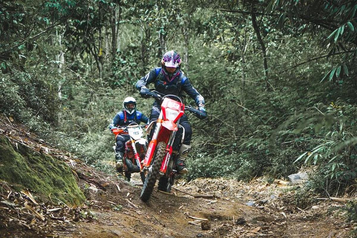 két ember motorozik egy földúton