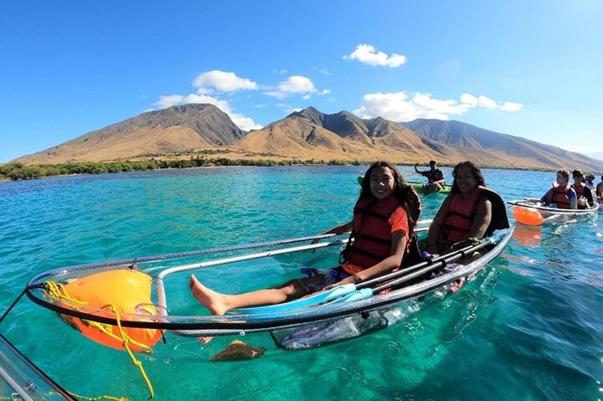 duas mulheres sentadas em um barco na água