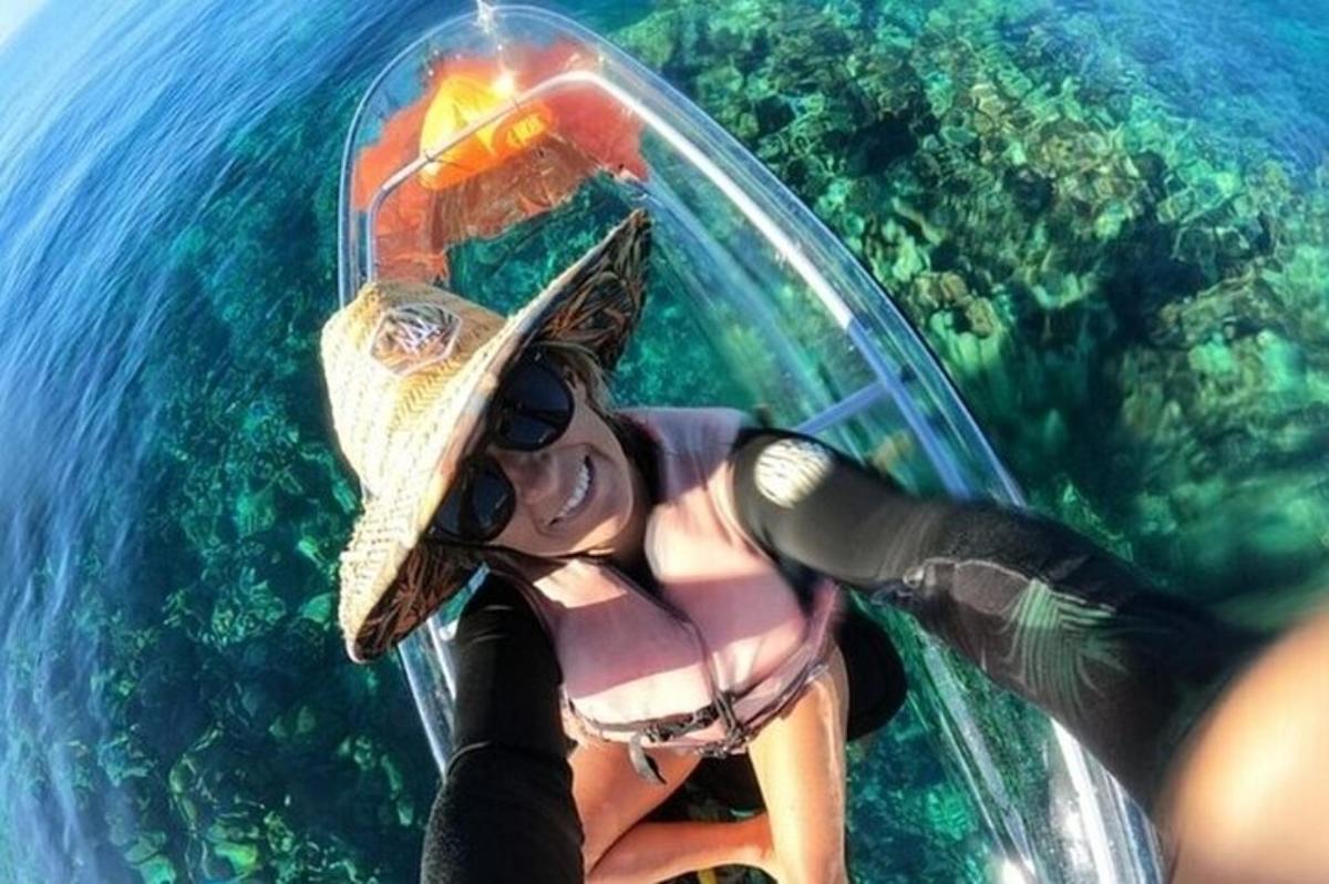 uma mulher de chapéu está debaixo d'água