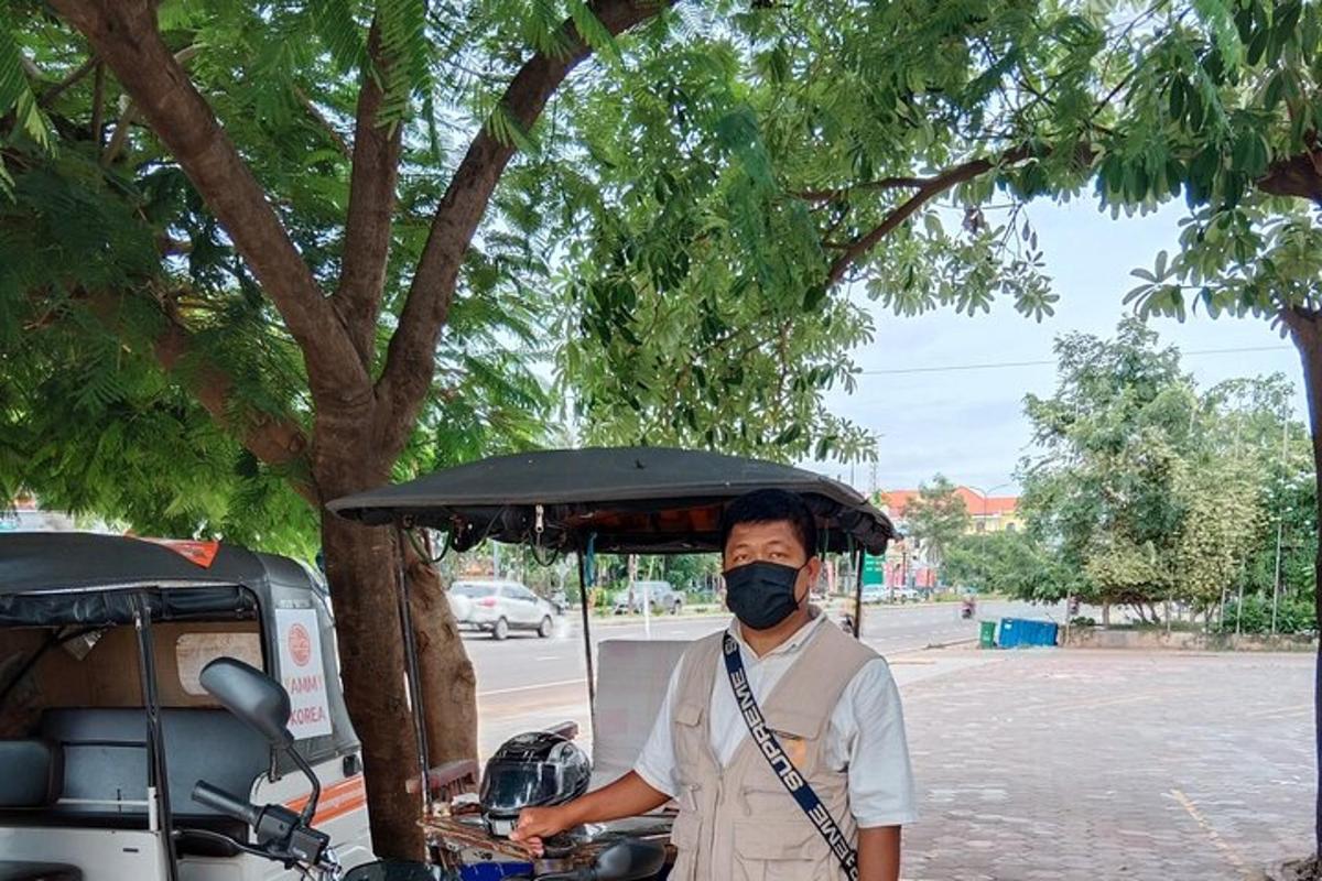 un bărbat purtând o mască stând lângă o motocicletă