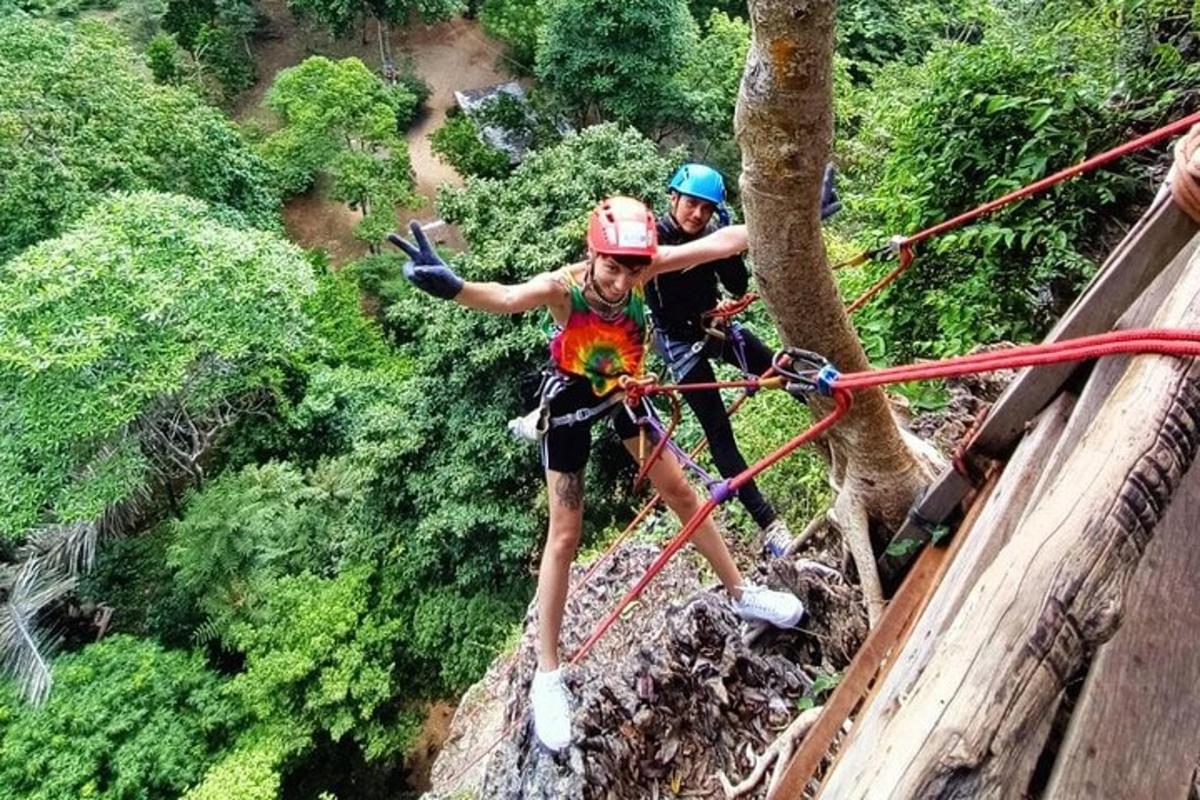 dues persones en una tirolina a la selva