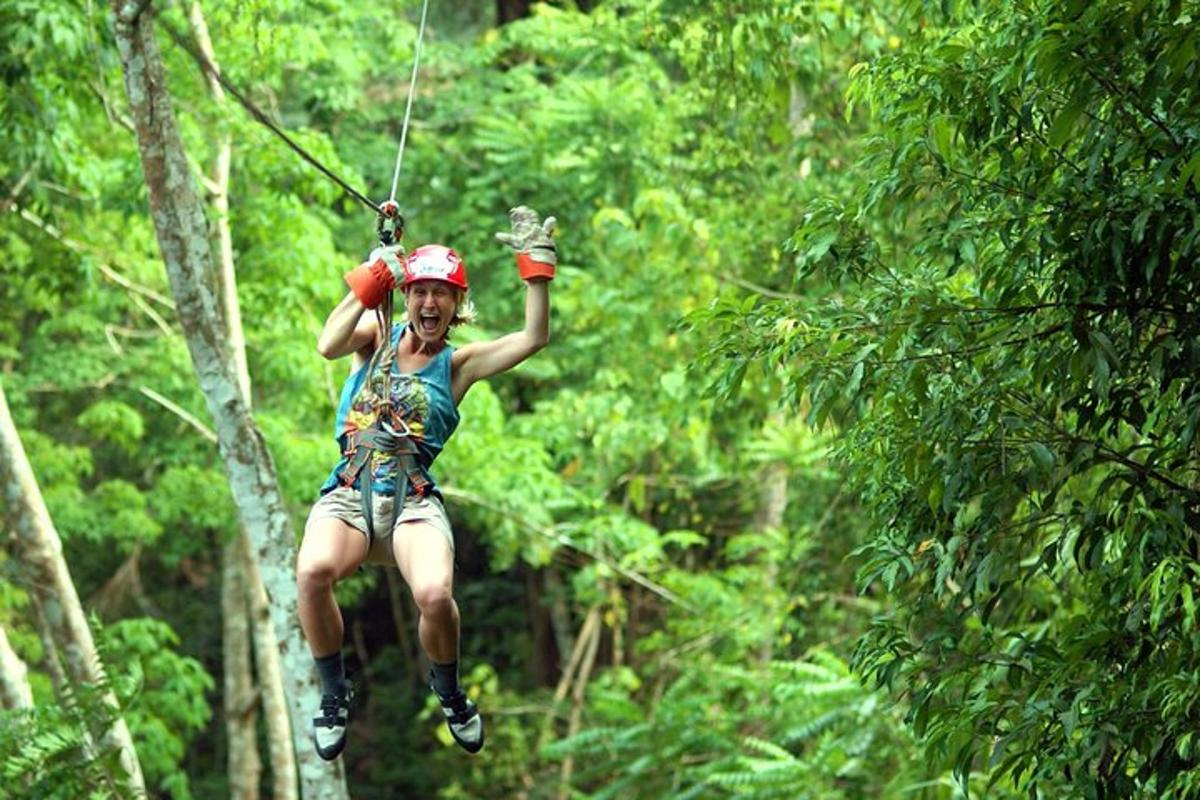 žena jezdí na zipline lesem