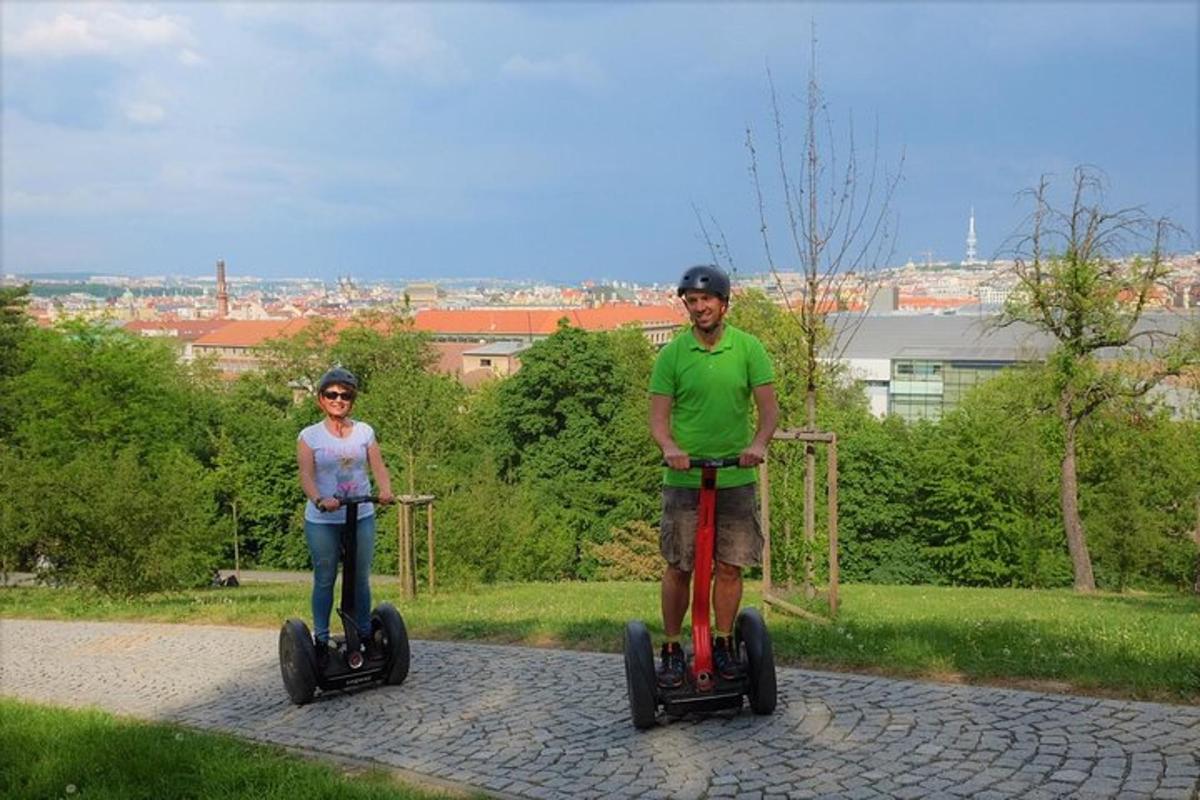 egy férfi és egy nő segwayeken utazik