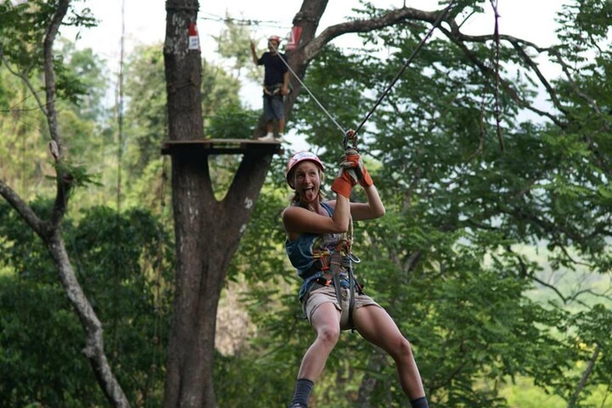 žena na zip line ve stromech