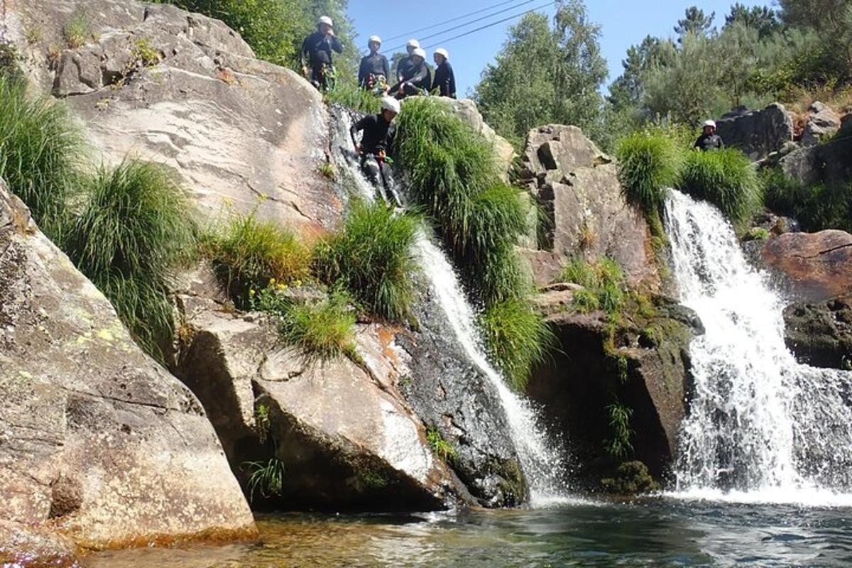 um grupo de pessoas em bicicletas perto de uma cachoeira
