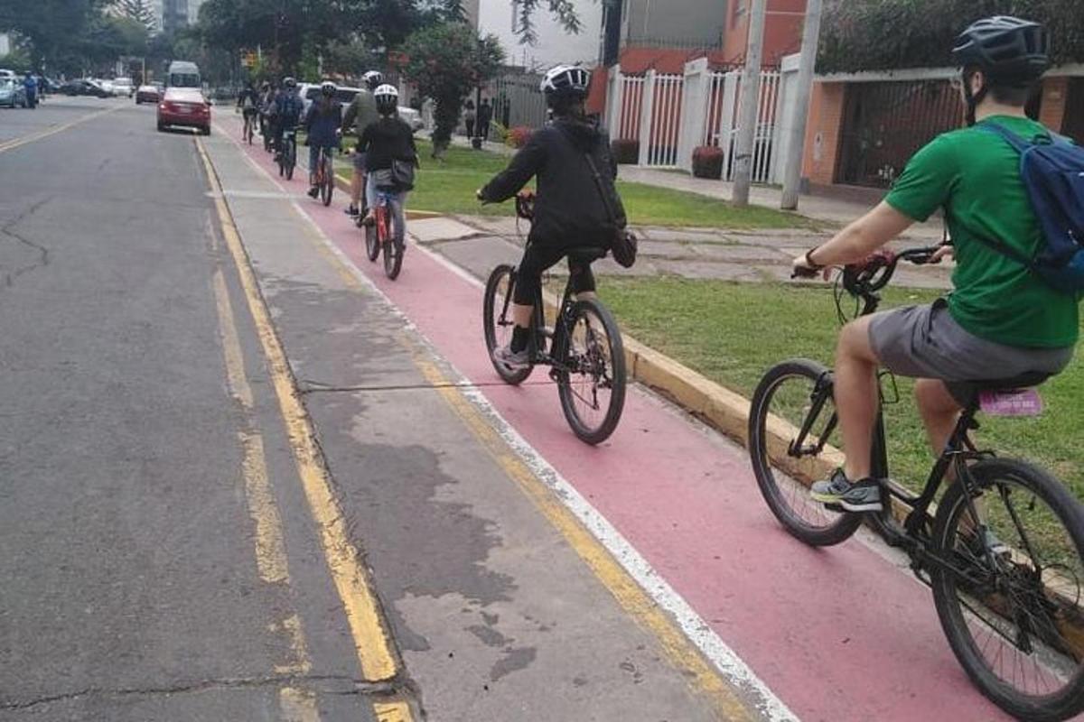 通りを自転車で走る人々のグループ