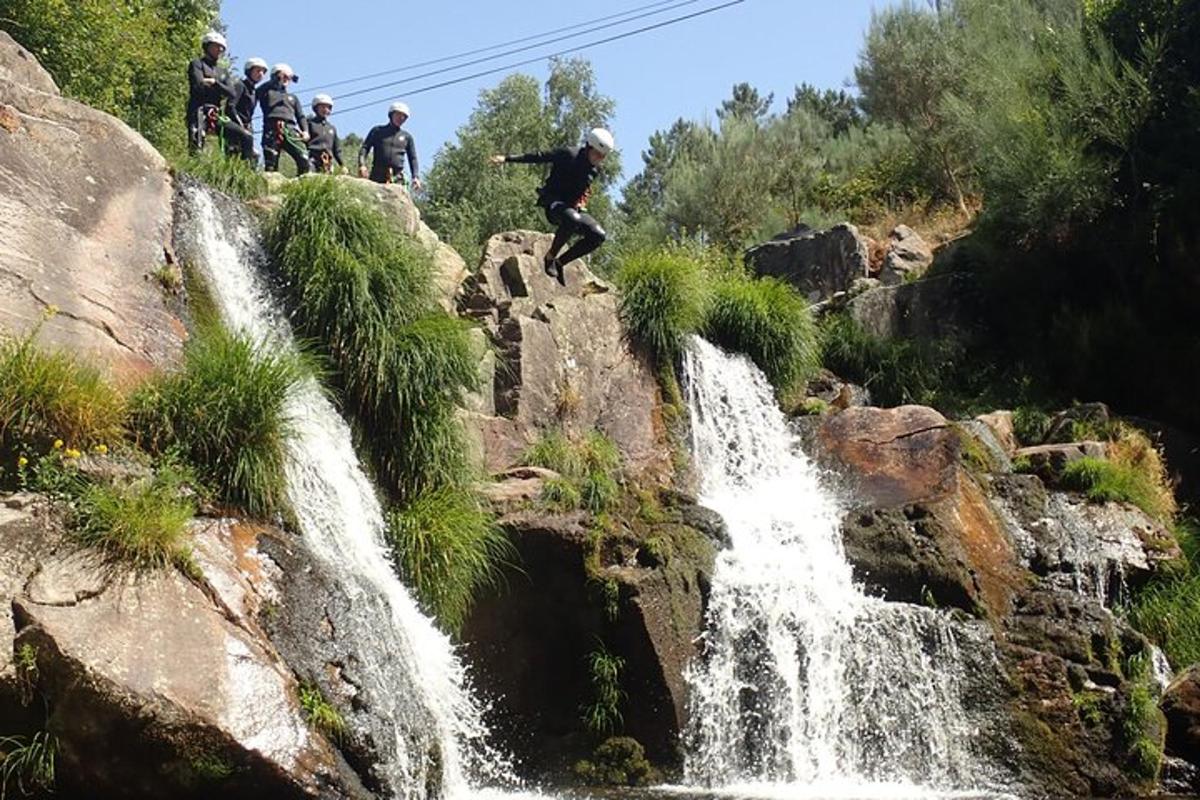 um homem pulando de uma cachoeira
