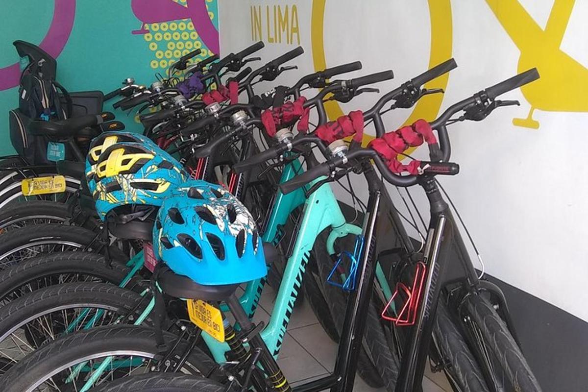 un grup de biciclete aliniate lângă un perete cu o cască