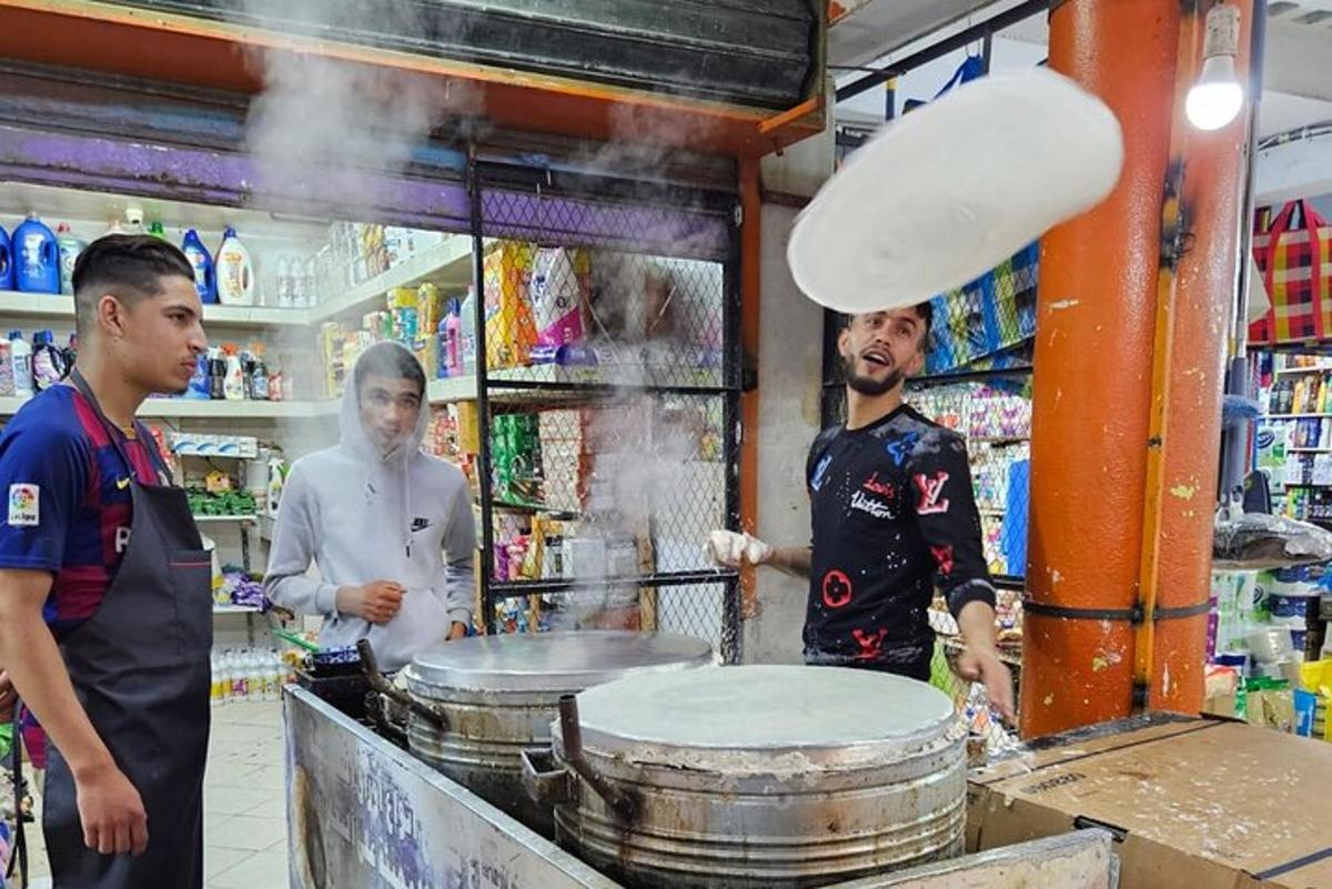 两个男人站在厨房准备食物