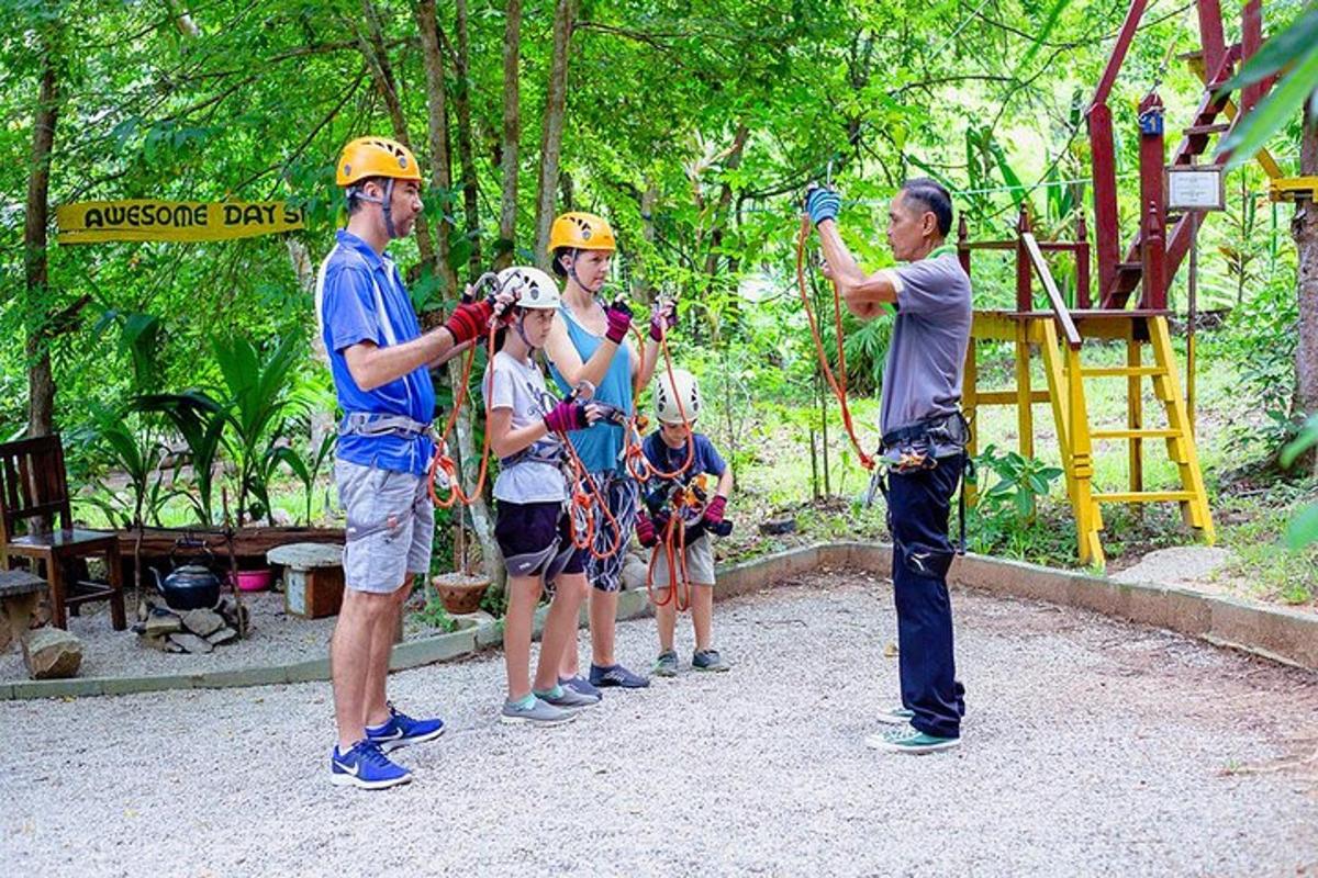 ヘルメットをかぶった人々のグループが男性の隣に立っている