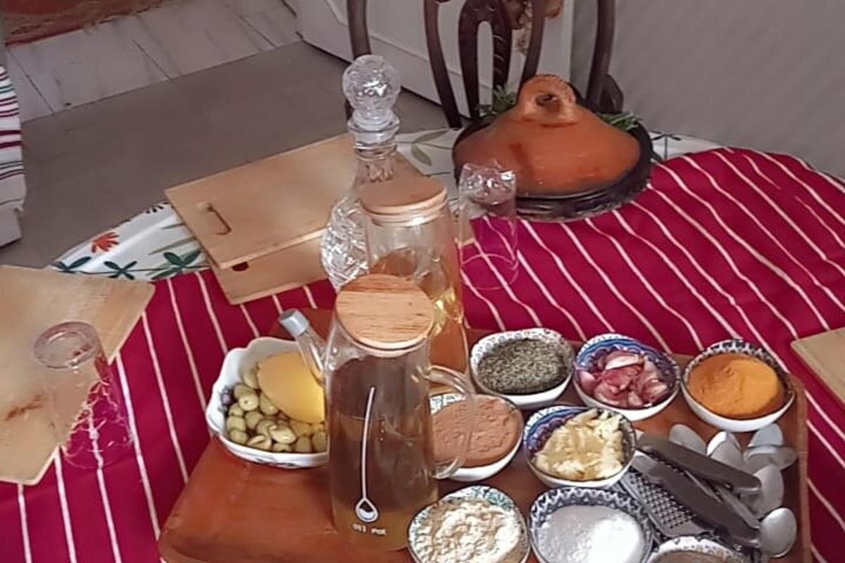 桌子上摆满了各种食物和罐子