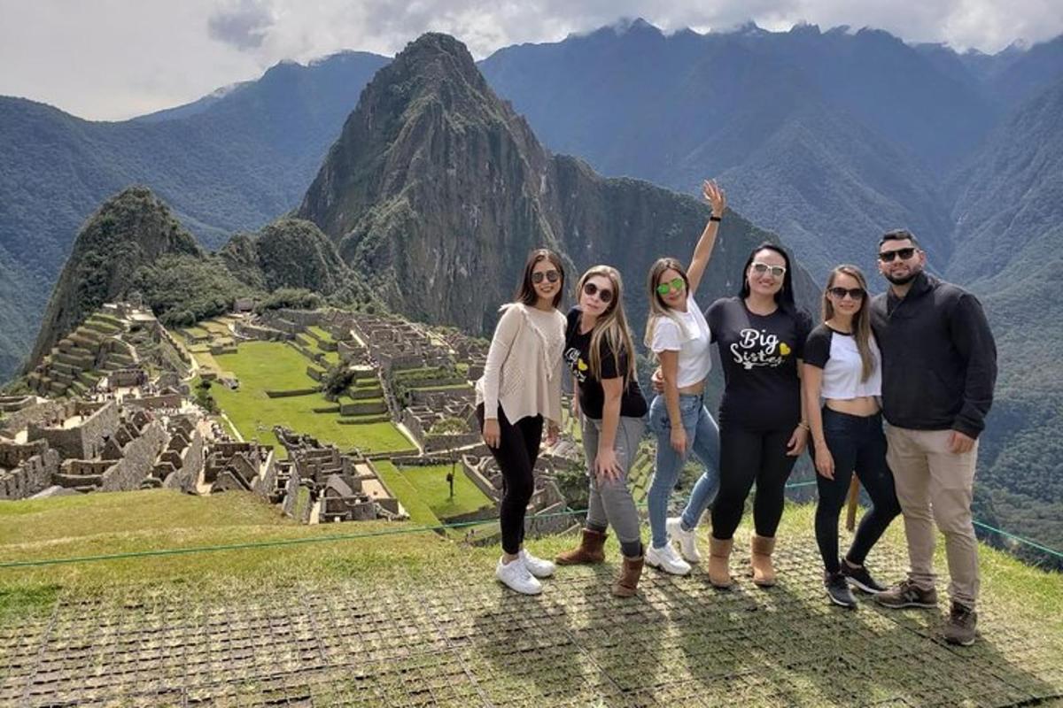 un grupo de personas de pie en la cima de una montaña
