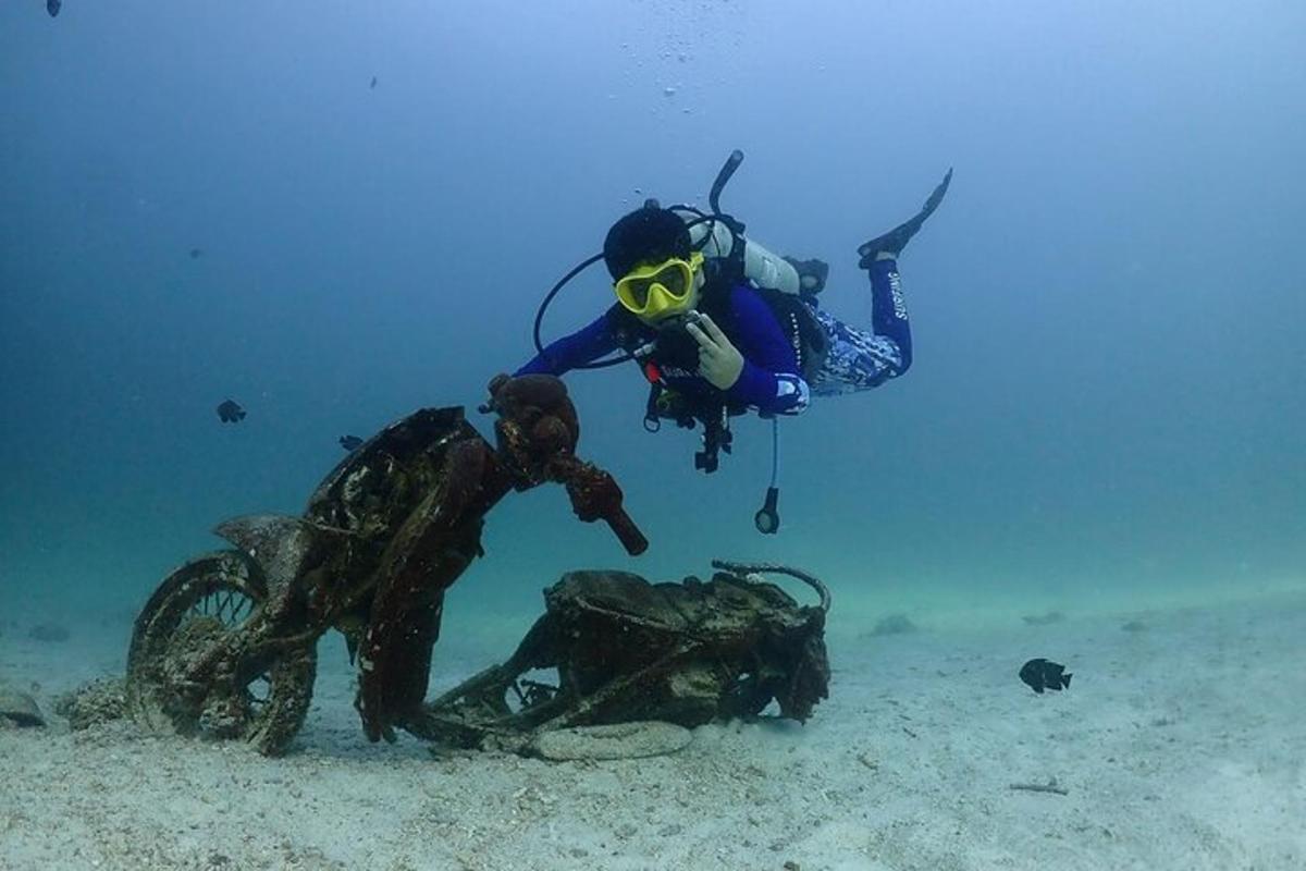 due persone nell'oceano con una motocicletta nella sabbia