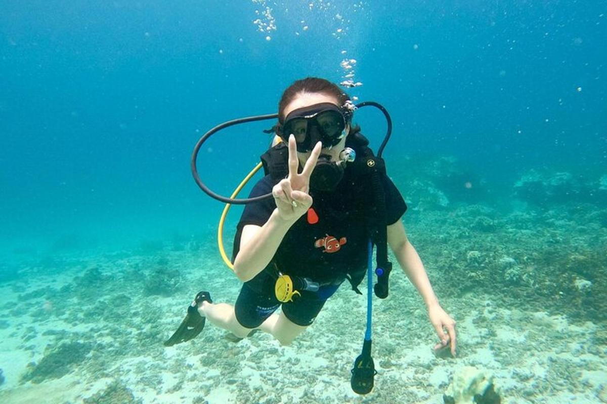 una persona in acqua che fa il segno della pace