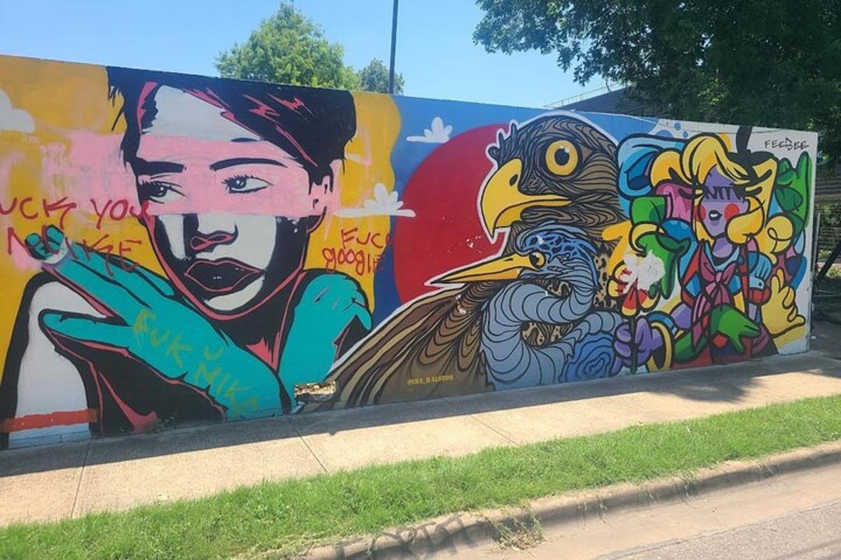 Una pared con una pintura de una mujer y un pájaro.