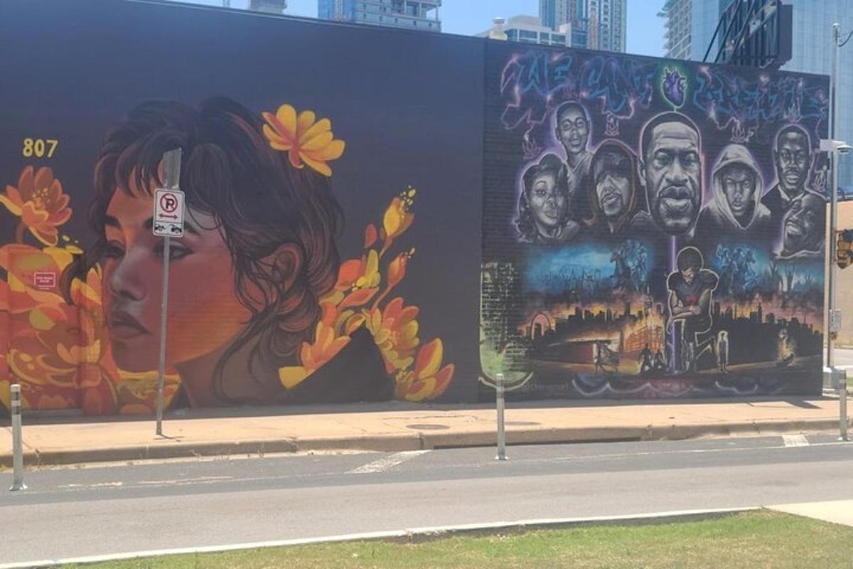 o pictură murală pe lateralul unei clădiri acoperită de graffiti