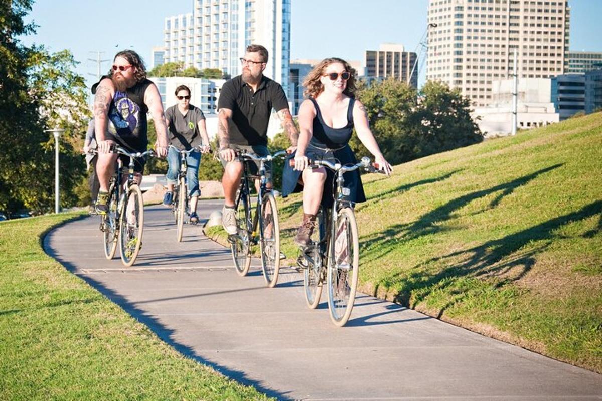 un grup de oameni care merg cu bicicleta pe trotuar