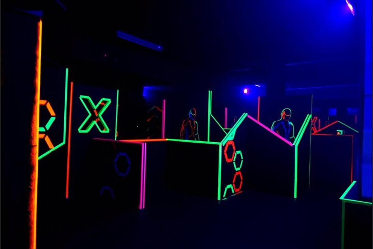 eine Gruppe von Menschen in einem dunklen Raum mit Neonlichtern