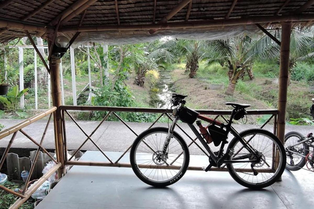 uma bicicleta estacionada em uma varanda com vista