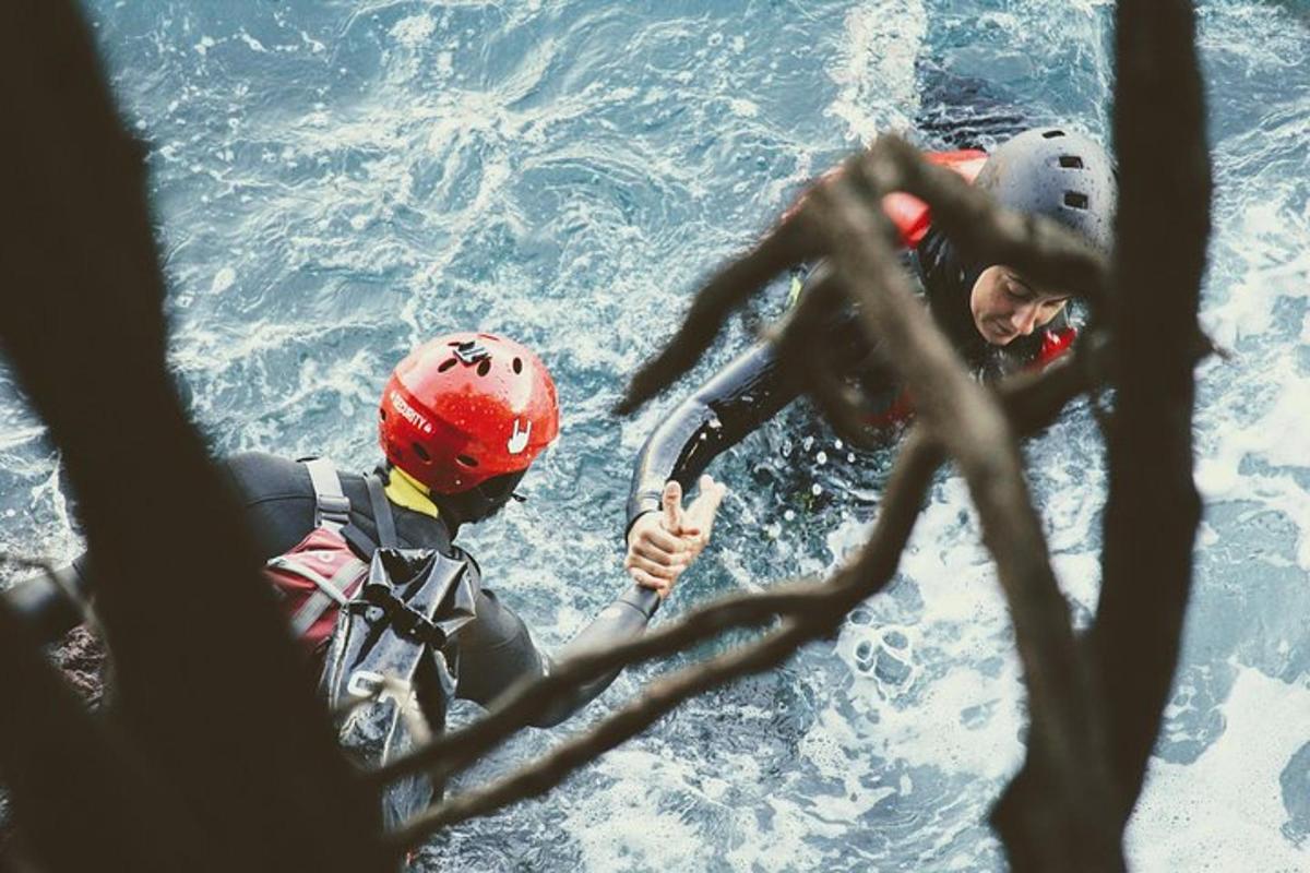 due persone in acqua su una zattera
